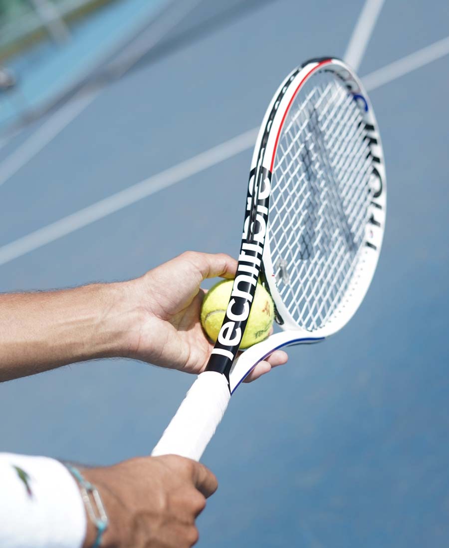 Tennis Sport Walluf - Kaufberatung und Tennisschläger Testen - Person hält Tecnifibre Tennisschläger und Tennisball