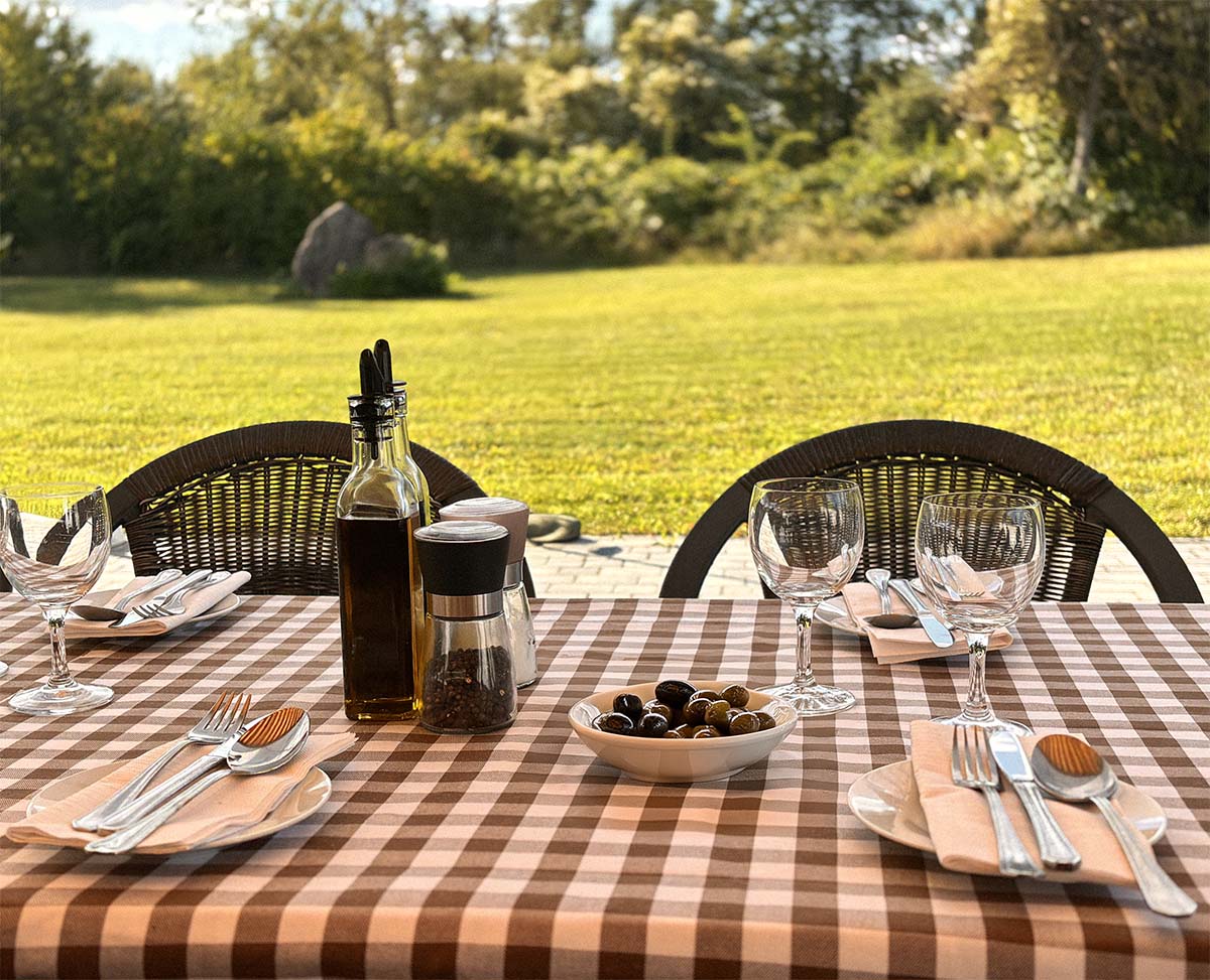 Restaurant Bella Vita - Tisch auf Terrasse mit Blick ins Grüne  - BeiTennis Sport Walluf V