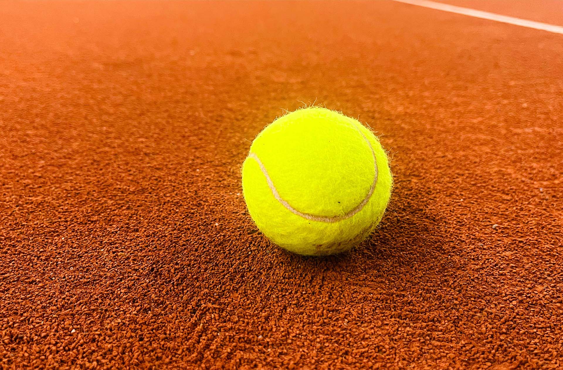 Tennis Sport Walluf Tennisball auf Granulatplatz Nahaufnahme
