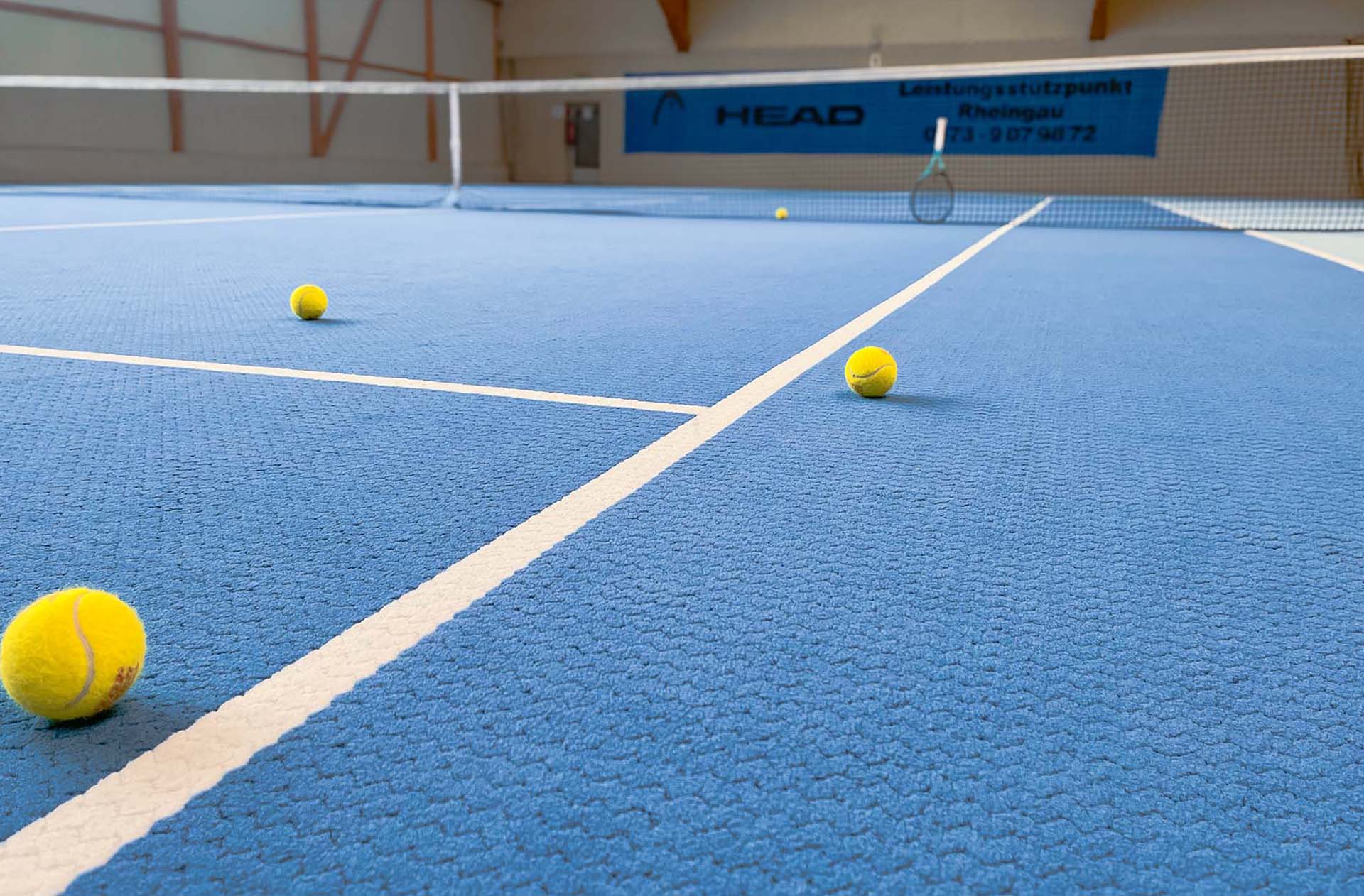 Tennis Sport Walluf Tennishalle Tennisbälle auf Teppichplatz Nahaufnahme