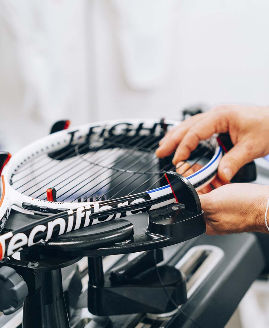 Tennis Sport Walluf - Besaitungsservice - Mann bespannt Tecnifibre Tennisschläger
