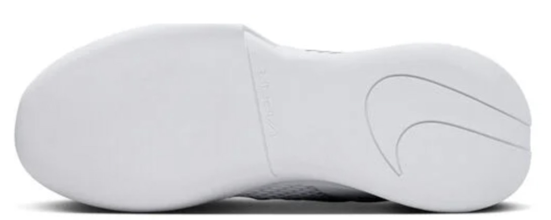Teppichplatz Tennisschuh
